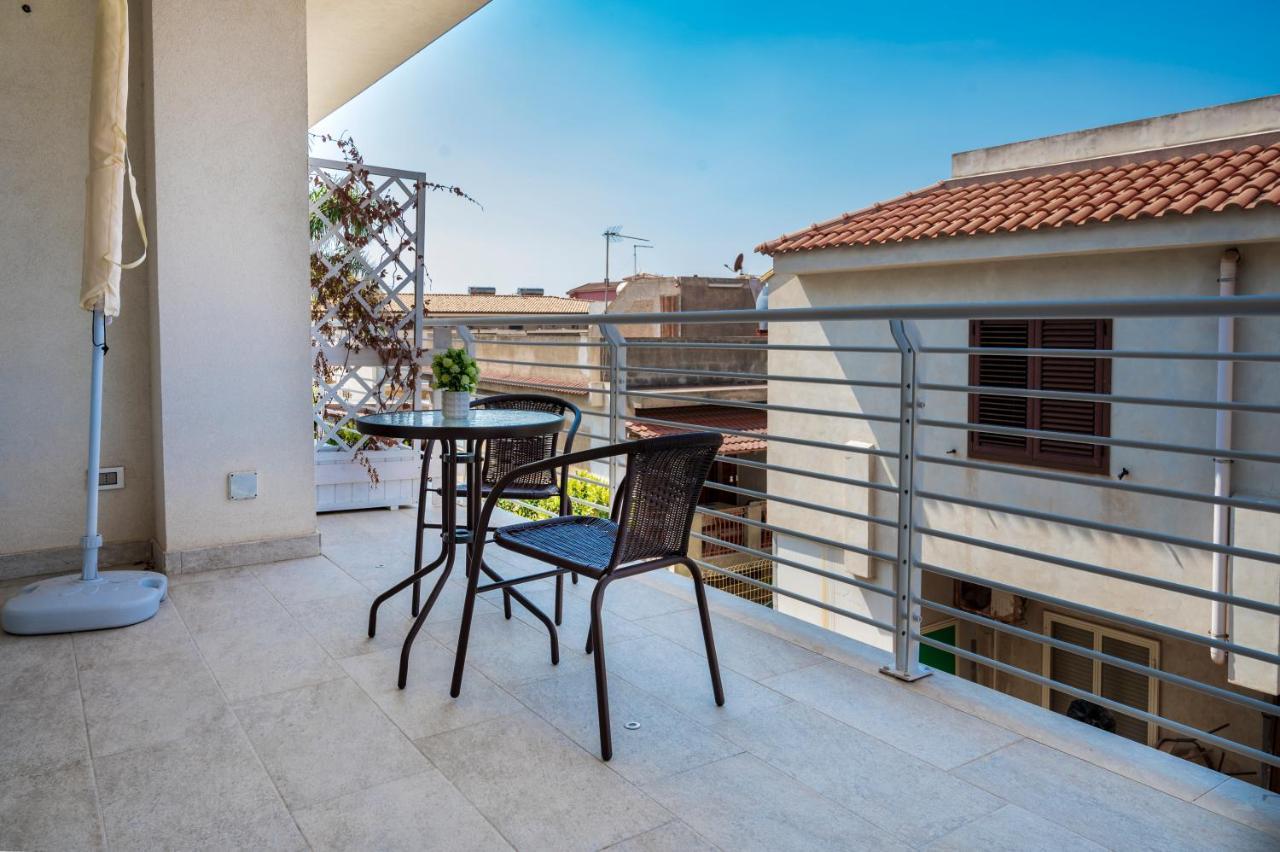 White Apartments & Spa Avola Exterior photo
